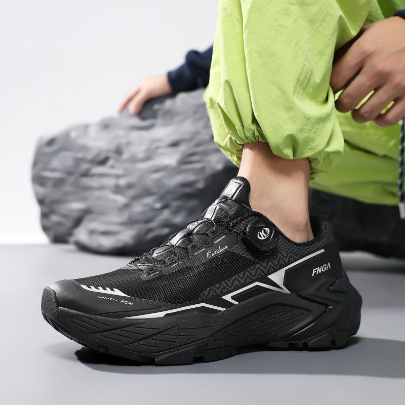 Muške trail tenisice za sva terenima – prozračne, lagane, protuklizne, s amortizacijom; gornji dio Lycra mesh + TPU; vanjska potplat: protuklizna guma; srednji đon: gumeni; visina pete: 3–5 cm