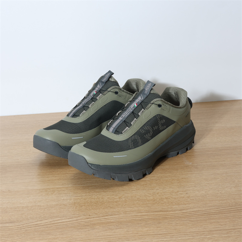 Férfi túracipő - könnyű, vízálló, alacsony szárú, hálós felső rész, gumi talp