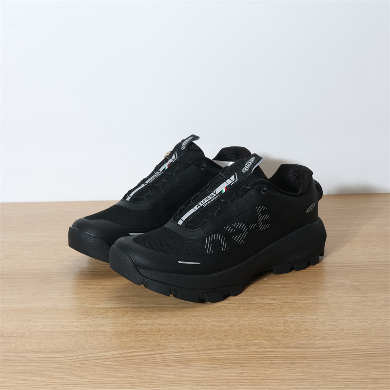 Férfi túracipő - könnyű, vízálló, alacsony szárú, hálós felső rész, gumi talp