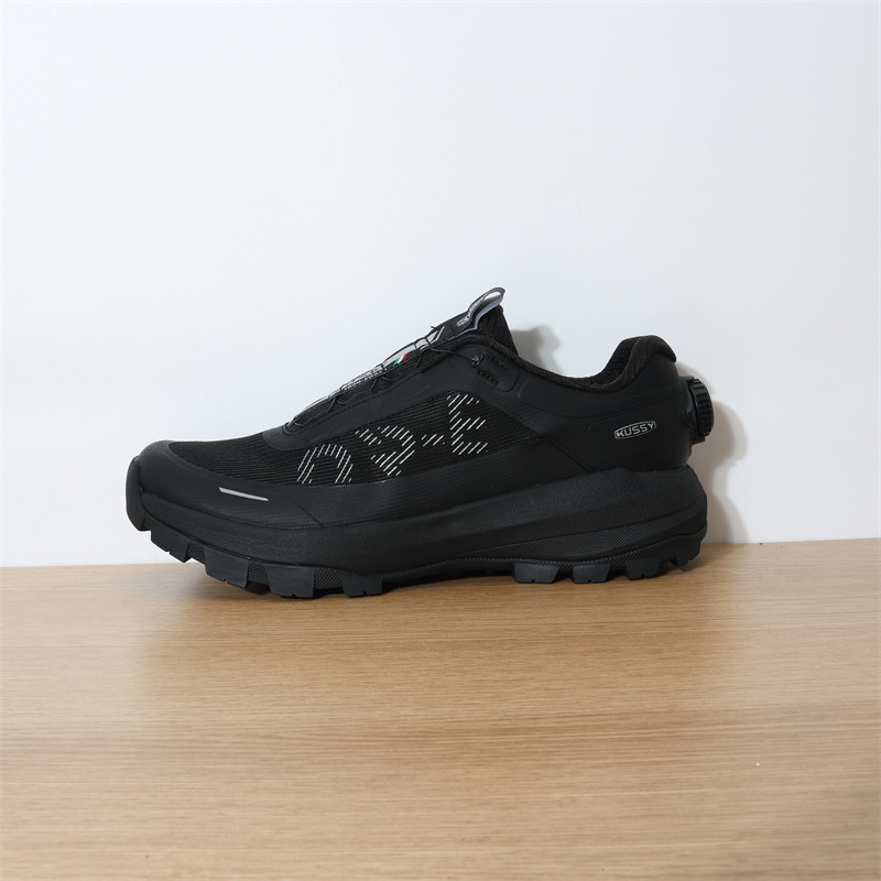 Férfi túracipő - könnyű, vízálló, alacsony szárú, hálós felső rész, gumi talp