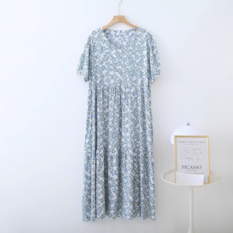 Pamut-selyem ruha törött virágos mintával, A-vonalú, V-nyakú, rövid ujjú, magas derék