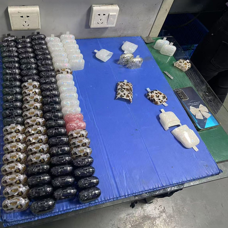 AirPods 4 védőtok - Napraforgó minta, TPU anyag, injekciós öntés, Apple-kompatibilis, testreszabható