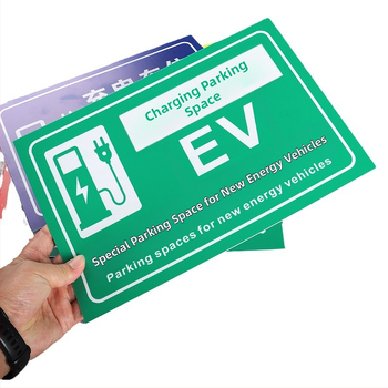Značka zóny nabíjania elektromobilov – UV tlač PVC, určená pre podzemné garáže, bezpečnostné a parkovacie označenie