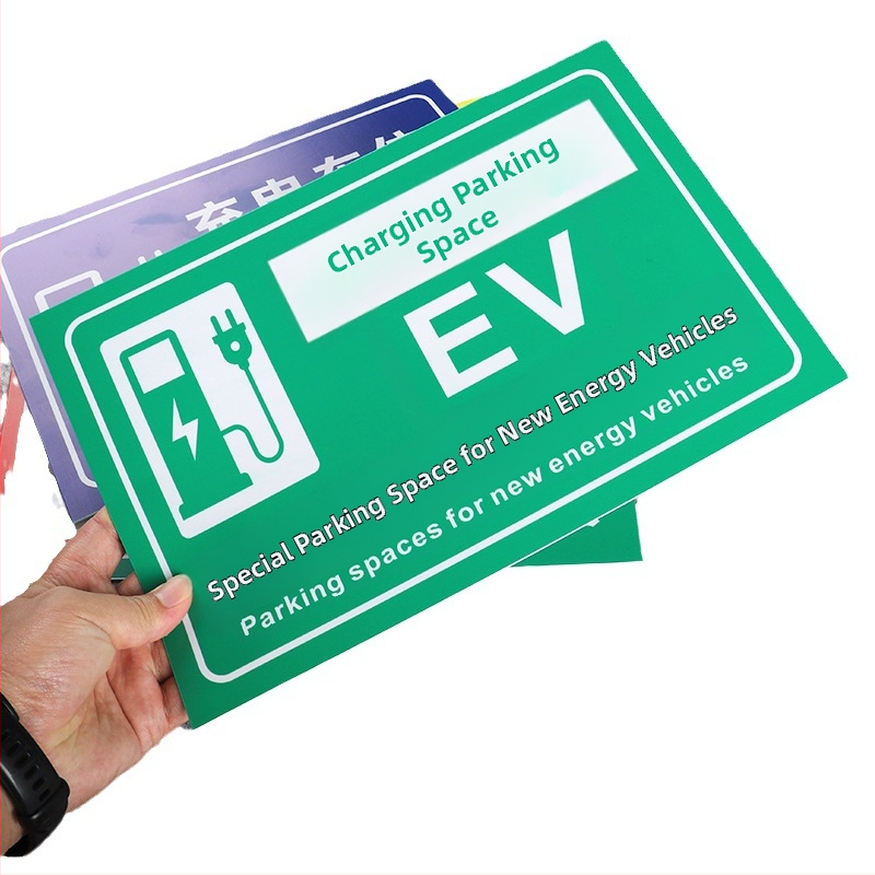 Značka zóny nabíjania elektromobilov – UV tlač PVC, určená pre podzemné garáže, bezpečnostné a parkovacie označenie