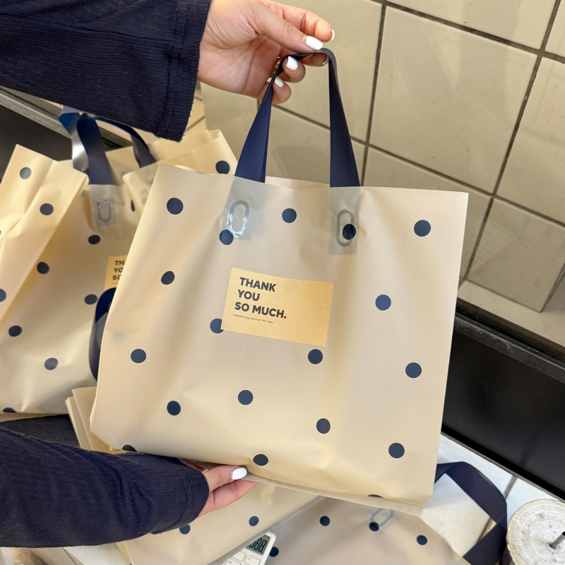 Torbica tote za odjeću – mat plastična, dvostruka debljina 16, moguć ispis logotipa, Marka Thick Packaging, Podrijetlo: Wenzhou, Kina