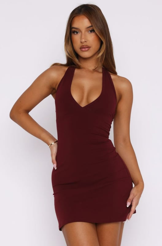 Rochie în formă de A, fără mâneci, lungime medie, culoare solidă, din poliester și spandex.