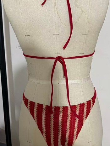 Trodjelni kupaći kostim s prugama i jastučićima za žene; visoka elastičnost; poliester 82%, podstava Spandex 12%