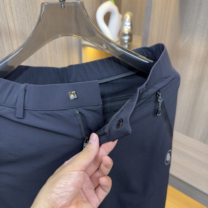 Muške outdoor hlače — vodootporne, windproof soft-shell, uski kroj, ravne nogavice, visoka elastičnost