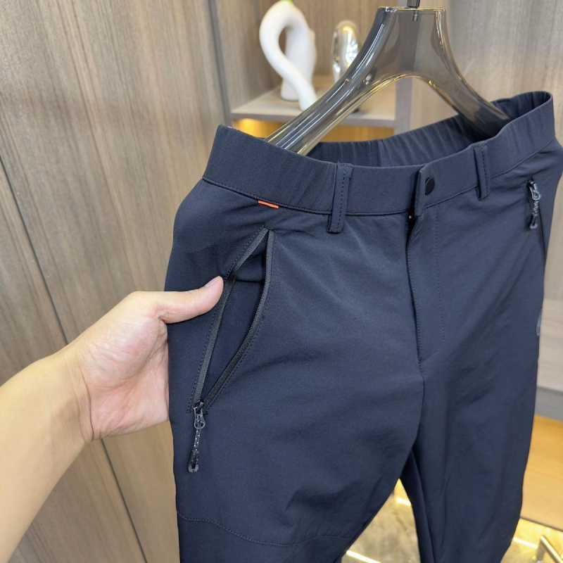 Muške outdoor hlače — vodootporne, windproof soft-shell, uski kroj, ravne nogavice, visoka elastičnost