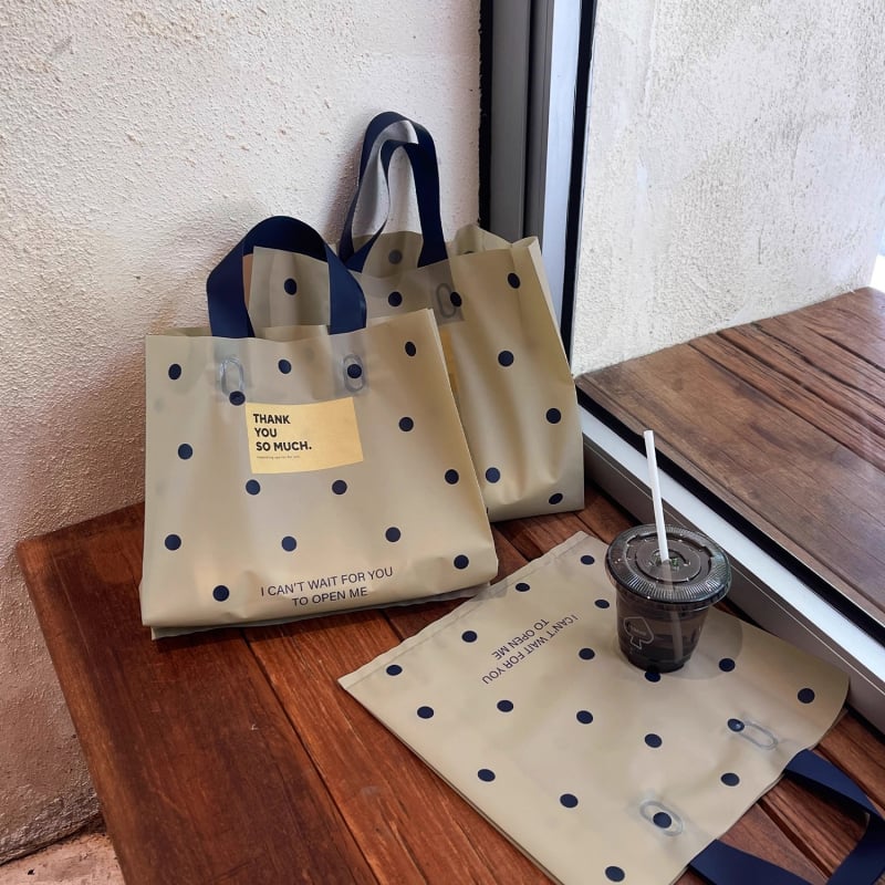 Geantă de cumpărături din plastic mat, pentru haine, ambalaj vestimentar de înaltă calitate, cu posibilitatea imprimării logo-ului