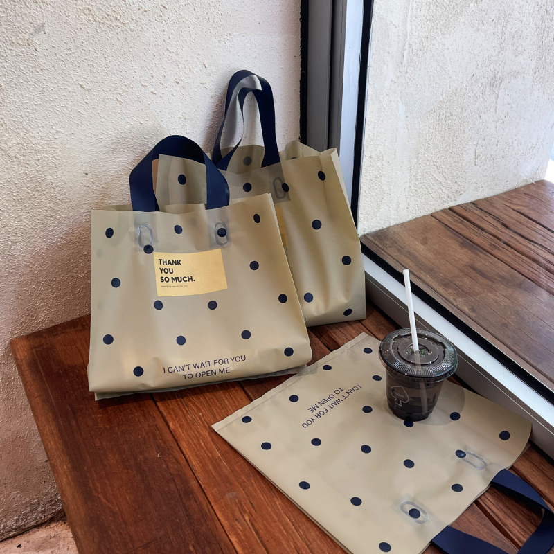 Geantă de cumpărături din plastic mat, pentru haine, ambalaj vestimentar de înaltă calitate, cu posibilitatea imprimării logo-ului