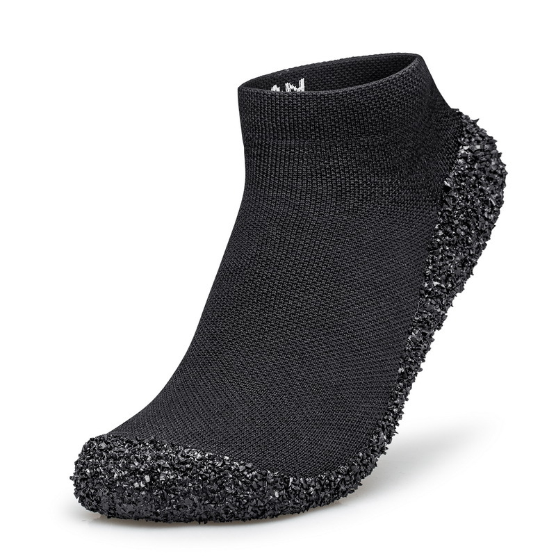 Par fly-knit tenisice – višenamjenske planinarske tenisice s prozračnim fly-knit gornjim dijelom, protukliznom gumom na potplati i gumom srednjeg dijela; pogodna za planinarenje, trčanje i aktivnosti na otvorenom