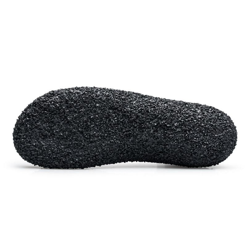 Par fly-knit tenisice – višenamjenske planinarske tenisice s prozračnim fly-knit gornjim dijelom, protukliznom gumom na potplati i gumom srednjeg dijela; pogodna za planinarenje, trčanje i aktivnosti na otvorenom