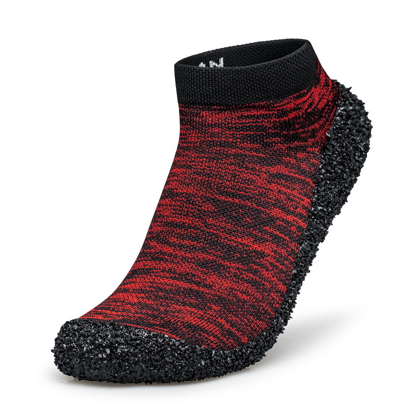 Par fly-knit tenisice – višenamjenske planinarske tenisice s prozračnim fly-knit gornjim dijelom, protukliznom gumom na potplati i gumom srednjeg dijela; pogodna za planinarenje, trčanje i aktivnosti na otvorenom
