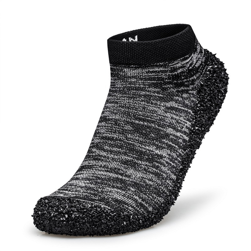 Par fly-knit tenisice – višenamjenske planinarske tenisice s prozračnim fly-knit gornjim dijelom, protukliznom gumom na potplati i gumom srednjeg dijela; pogodna za planinarenje, trčanje i aktivnosti na otvorenom