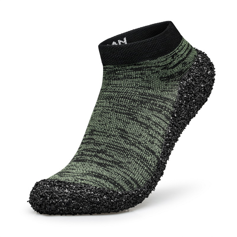 Par fly-knit tenisice – višenamjenske planinarske tenisice s prozračnim fly-knit gornjim dijelom, protukliznom gumom na potplati i gumom srednjeg dijela; pogodna za planinarenje, trčanje i aktivnosti na otvorenom