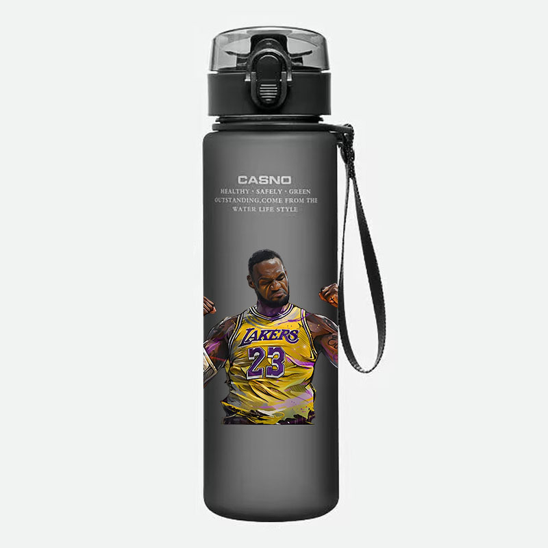 Бутилка цилиндрична за баскетболни звезди Irving, James, Curry, Kobe, Harden, Durant – PC materiaal, тегло 180 g, печат на лого, лицензиран бранд, подходяща за баскетбол