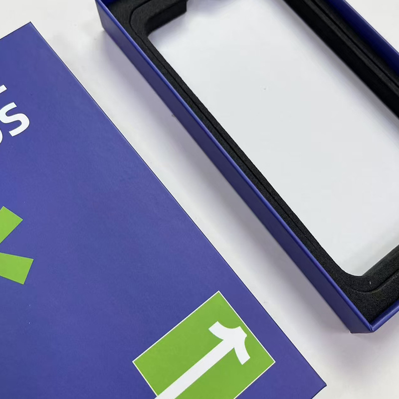 Papierová/kartónová škatuľka s horným a spodným vekom; potlač loga; offsetová tlač, reliéf, UV tlač a strieborné tepelné razenie; vnútorné a vonkajšie rozmery prispôsobiteľné; pre šperky, kozmetiku a darčeky