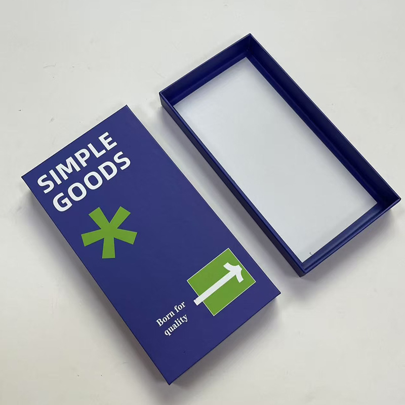 Papierová/kartónová škatuľka s horným a spodným vekom; potlač loga; offsetová tlač, reliéf, UV tlač a strieborné tepelné razenie; vnútorné a vonkajšie rozmery prispôsobiteľné; pre šperky, kozmetiku a darčeky