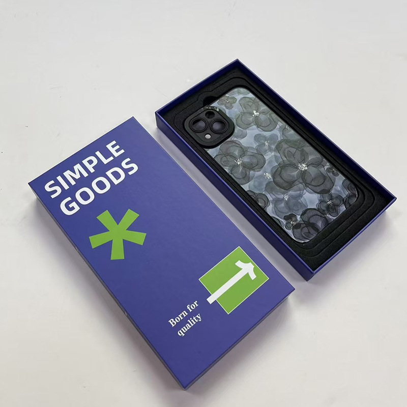 Papierová/kartónová škatuľka s horným a spodným vekom; potlač loga; offsetová tlač, reliéf, UV tlač a strieborné tepelné razenie; vnútorné a vonkajšie rozmery prispôsobiteľné; pre šperky, kozmetiku a darčeky