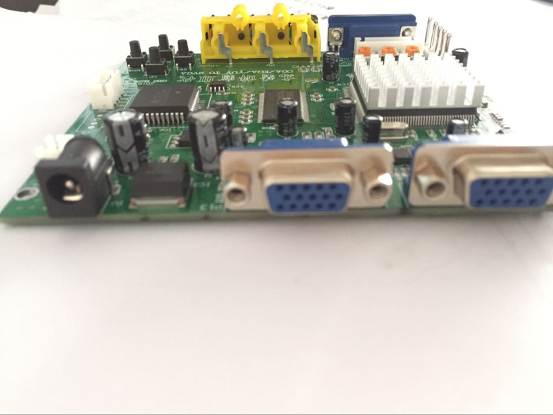 GBS 8200 comutator/distribuitor RGBS către VGA, ieșire duală, rezoluții 1204x768 și 800x600, OEM disponibil, gestionare a energiei