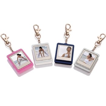 Digitális fotókeret kulcstartóval - 128x128 felbontás, 8MB tárhely, műanyag test, elemről működik, súly 120 g