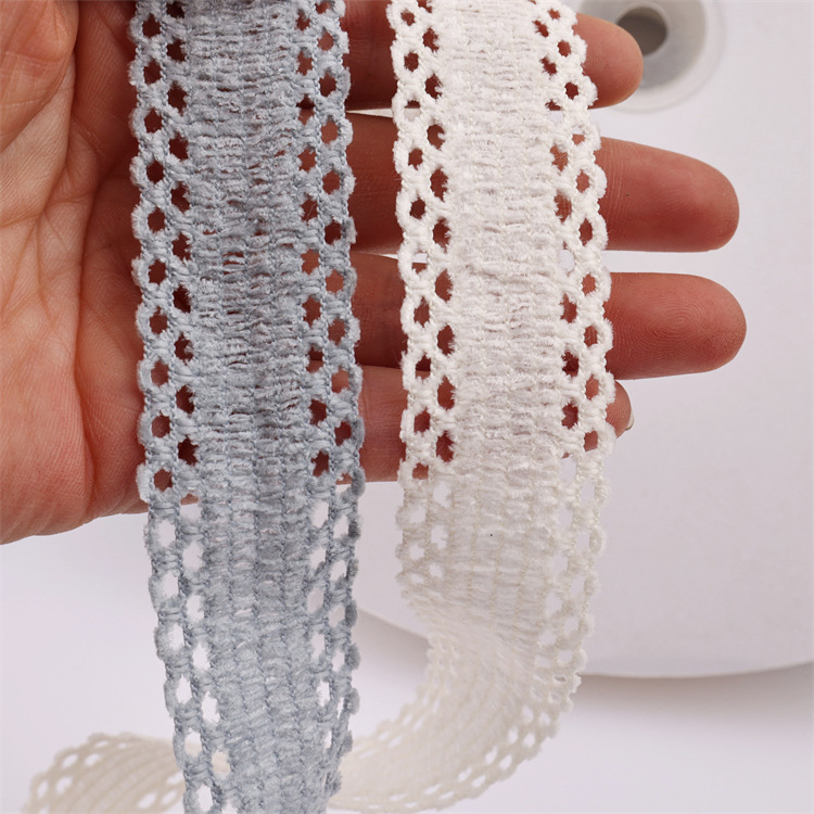 Traka s izrezbarenim rubom – poliester, za ručne radove i pakiranje; pogodna za odjeću, kućne tekstilije i industrijsku upotrebu