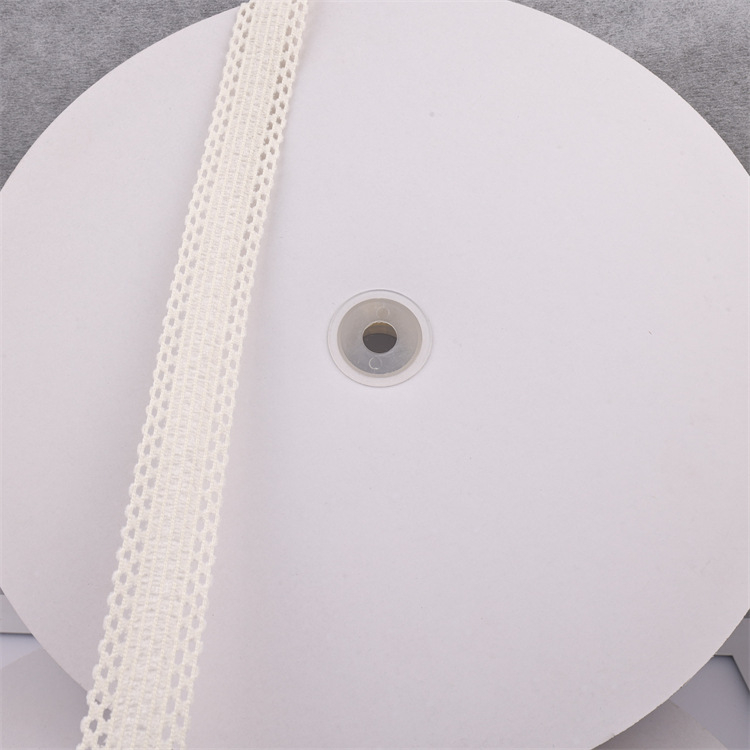 Traka s izrezbarenim rubom – poliester, za ručne radove i pakiranje; pogodna za odjeću, kućne tekstilije i industrijsku upotrebu