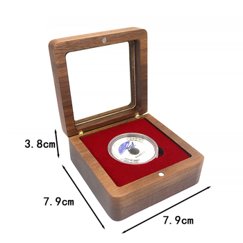 Akrylové okno: Box na mince a medaily s vyrezávaným vzorom (Model XYCB03, vnútorné rozmery 6,5×6,5 cm, vonkajšie rozmery 7,9×7,9×3,8 cm, prírodné drevo, výplň z peny)