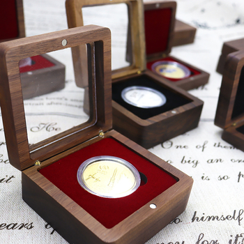 Akrylové okno: Box na mince a medaily s vyrezávaným vzorom (Model XYCB03, vnútorné rozmery 6,5×6,5 cm, vonkajšie rozmery 7,9×7,9×3,8 cm, prírodné drevo, výplň z peny)
