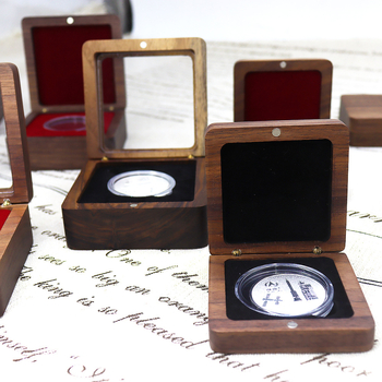 Akrylové okno: Box na mince a medaily s vyrezávaným vzorom (Model XYCB03, vnútorné rozmery 6,5×6,5 cm, vonkajšie rozmery 7,9×7,9×3,8 cm, prírodné drevo, výplň z peny)