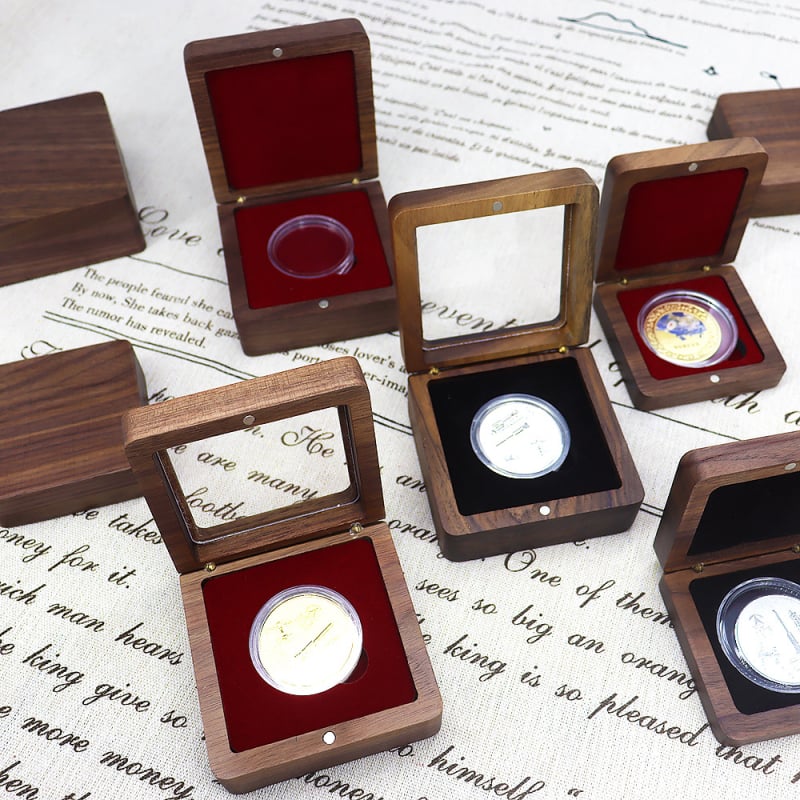 Akrylové okno: Box na mince a medaily s vyrezávaným vzorom (Model XYCB03, vnútorné rozmery 6,5×6,5 cm, vonkajšie rozmery 7,9×7,9×3,8 cm, prírodné drevo, výplň z peny)