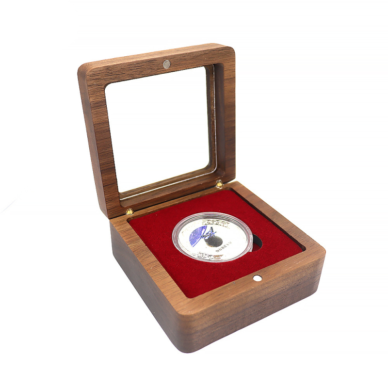 Akrylové okno: Box na mince a medaily s vyrezávaným vzorom (Model XYCB03, vnútorné rozmery 6,5×6,5 cm, vonkajšie rozmery 7,9×7,9×3,8 cm, prírodné drevo, výplň z peny)