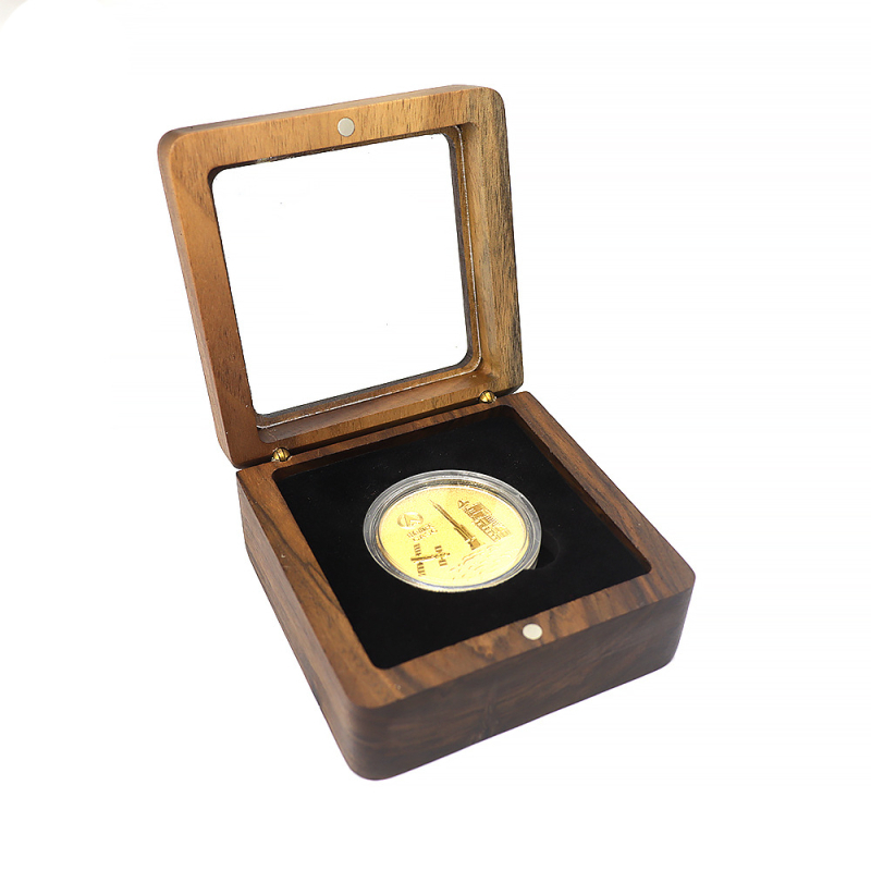 Akrylové okno: Box na mince a medaily s vyrezávaným vzorom (Model XYCB03, vnútorné rozmery 6,5×6,5 cm, vonkajšie rozmery 7,9×7,9×3,8 cm, prírodné drevo, výplň z peny)