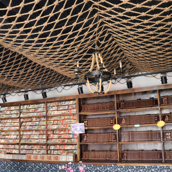 Προσαρμοσμένο διακοσμητικό δίχτυ από σχοινί κάνναβης για διαχωριστικά, κιγκλίδες και αναρριχητικές εγκαταστάσεις; μοντέλο 066; υλικό: σχοινί κάνναβης; λειτουργία: διακόσμηση και προστασία; χρήση: σε θεματικά πάρκα, προστατευτικά κιγκλάρια, σκάλες και μπαλκ