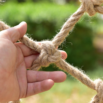 Προσαρμοσμένο διακοσμητικό δίχτυ από σχοινί κάνναβης για διαχωριστικά, κιγκλίδες και αναρριχητικές εγκαταστάσεις; μοντέλο 066; υλικό: σχοινί κάνναβης; λειτουργία: διακόσμηση και προστασία; χρήση: σε θεματικά πάρκα, προστατευτικά κιγκλάρια, σκάλες και μπαλκ