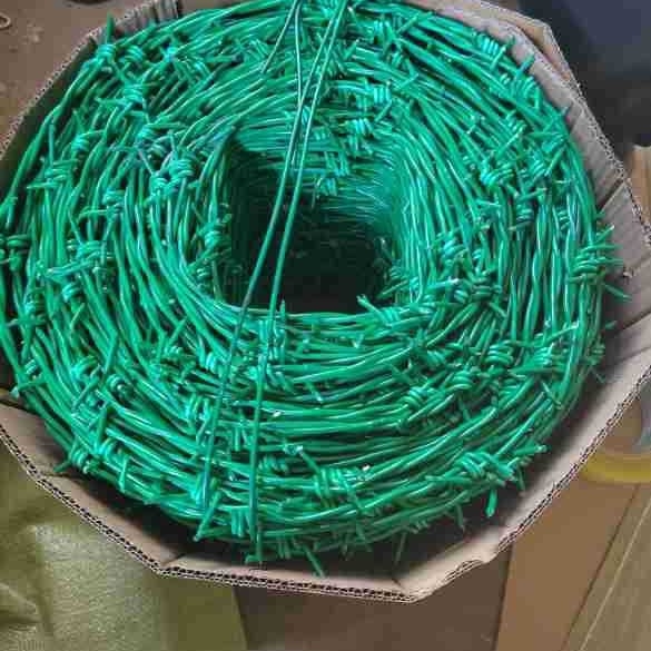 PVC-bevonatú tövisdrót kerítéshez — acél alacsony szén‑tartalmú, Ø 1,5–3,0 mm, egylövetű csavarodás, jobbkezes csavarodás, húzószilárdság 350