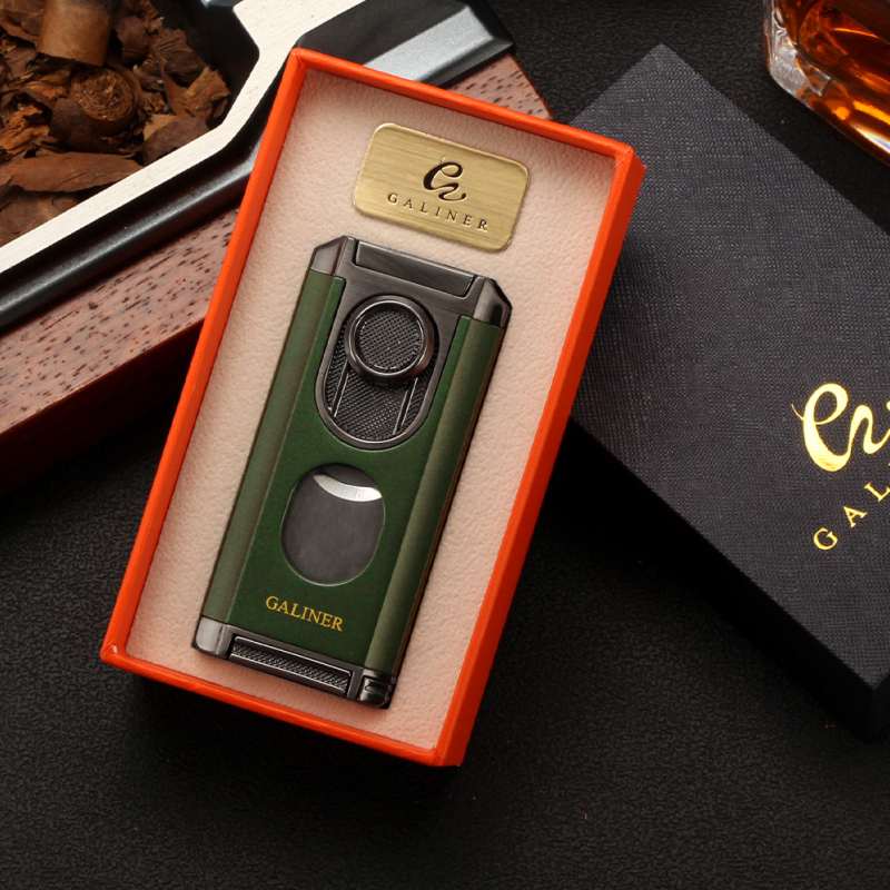 Fémből készült szivarszúró öngyújtó beépített szivar-tűvel, cigarettatartóval és szivarvágóval – szélvédett, bután üzemanyag, logó nyomtatás elérhető, GALINER