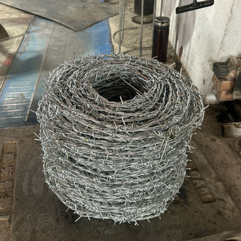 Melegen galvanizált acélhálós háló, dupla csavarással, Siro-stílusú elrendezés, jobbkezes tekerés, testreszabható húzószilárdság biztonsági kerítéshez