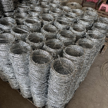 Melegen galvanizált acélhálós háló, dupla csavarással, Siro-stílusú elrendezés, jobbkezes tekerés, testreszabható húzószilárdság biztonsági kerítéshez