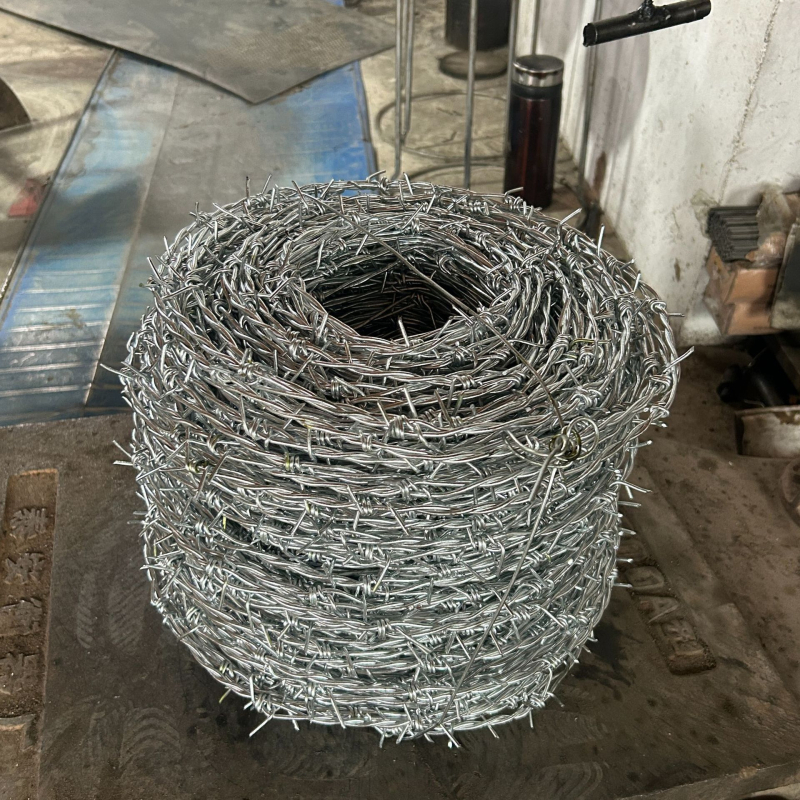 Melegen galvanizált acélhálós háló, dupla csavarással, Siro-stílusú elrendezés, jobbkezes tekerés, testreszabható húzószilárdság biztonsági kerítéshez