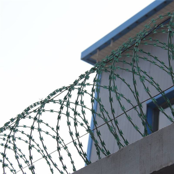 Éles pengés drótkerítés – Anyag: forró galvanizált acél és 304 rozsdamentes acél; Szerkezet: egyetlen csavarás; Elrendezés: nyugati stílus; Csavarás iránya: jobb kezes; Cél: lopás elleni, felmászás elleni