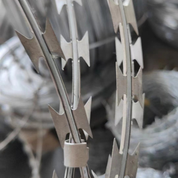 Éles pengés drótkerítés – Anyag: forró galvanizált acél és 304 rozsdamentes acél; Szerkezet: egyetlen csavarás; Elrendezés: nyugati stílus; Csavarás iránya: jobb kezes; Cél: lopás elleni, felmászás elleni