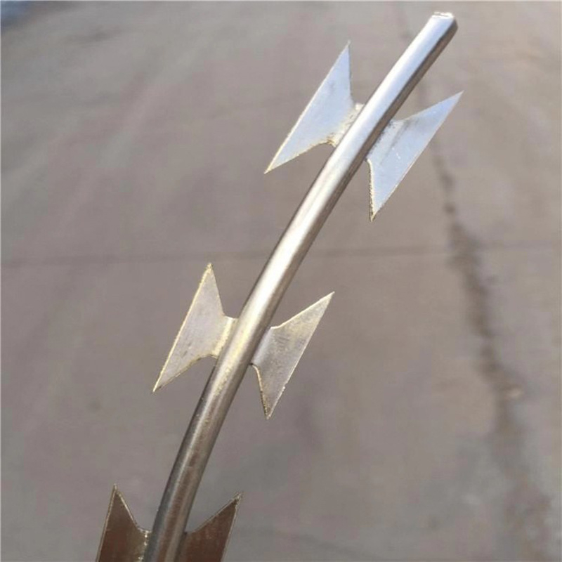 Éles pengés drótkerítés – Anyag: forró galvanizált acél és 304 rozsdamentes acél; Szerkezet: egyetlen csavarás; Elrendezés: nyugati stílus; Csavarás iránya: jobb kezes; Cél: lopás elleni, felmászás elleni