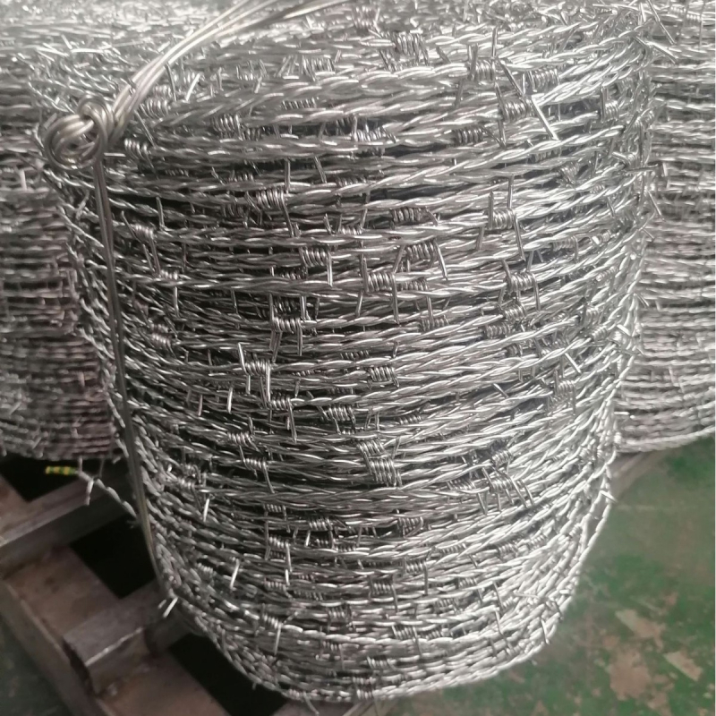 Lágyacélból készült tövisdrótháló kerítés, dupla tekeredés, jobb oldali tekerés, szakítószilárdság 350, vasúti védelemre