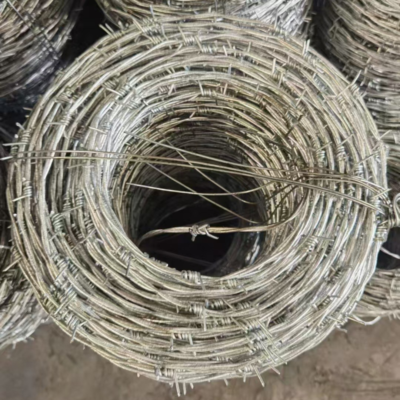 Lágyacélból készült tövisdrótháló kerítés, dupla tekeredés, jobb oldali tekerés, szakítószilárdság 350, vasúti védelemre