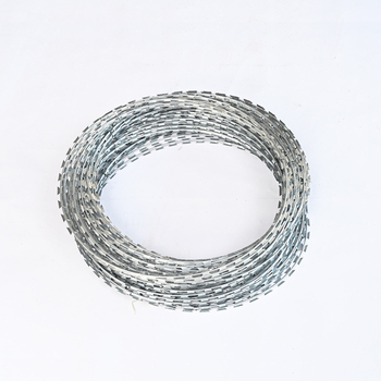 Vasúti tűződrót anti-mászás pengével — 304 rozsdamentes acél, egyrétegű csavarodás, SIRO-stílusú elrendezés, jobbkezes tekerés (RHRL), húzáserő 1500