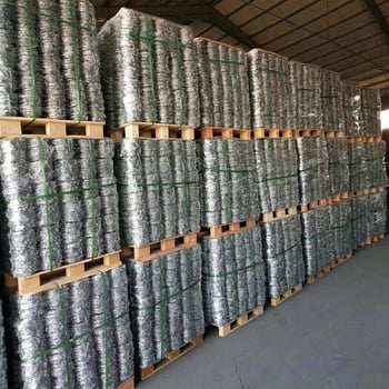 Бодлива телена ограда с мрежа от стомана за охранителна защита и против катерене — двойни и единични нишки, завиване напред и назад, разстояние между бодлите 7,5–15 cm