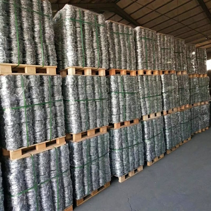 Бодлива телена ограда с мрежа от стомана за охранителна защита и против катерене — двойни и единични нишки, завиване напред и назад, разстояние между бодлите 7,5–15 cm