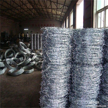 Melegen galvanizált acéldrótból készült tűződrót háló, dupla csavarodású kivitel, jobbos csavarodás, húzószilárdság 450–1200 MPa, vasút és legelő számára